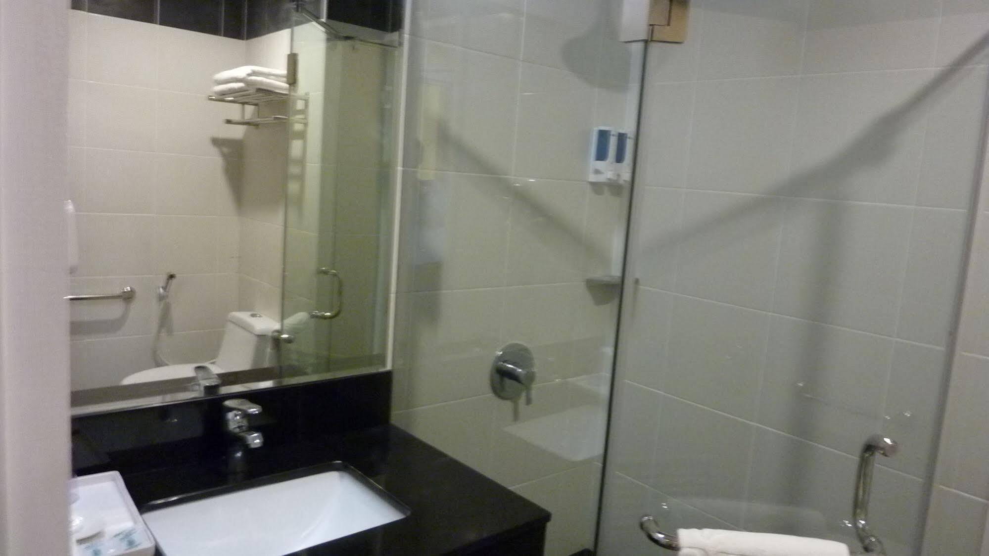 Nova Kuching Hotel Esterno foto