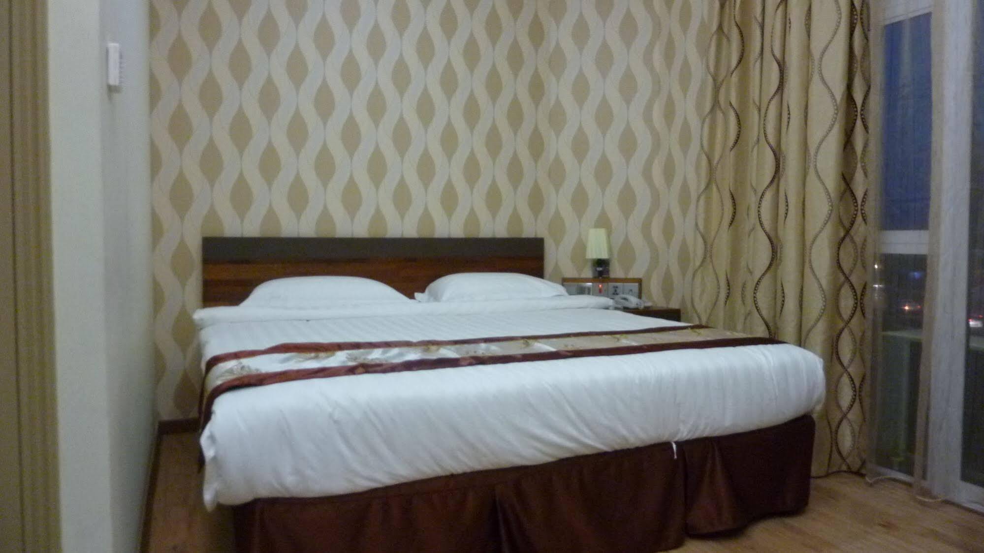 Nova Kuching Hotel Esterno foto