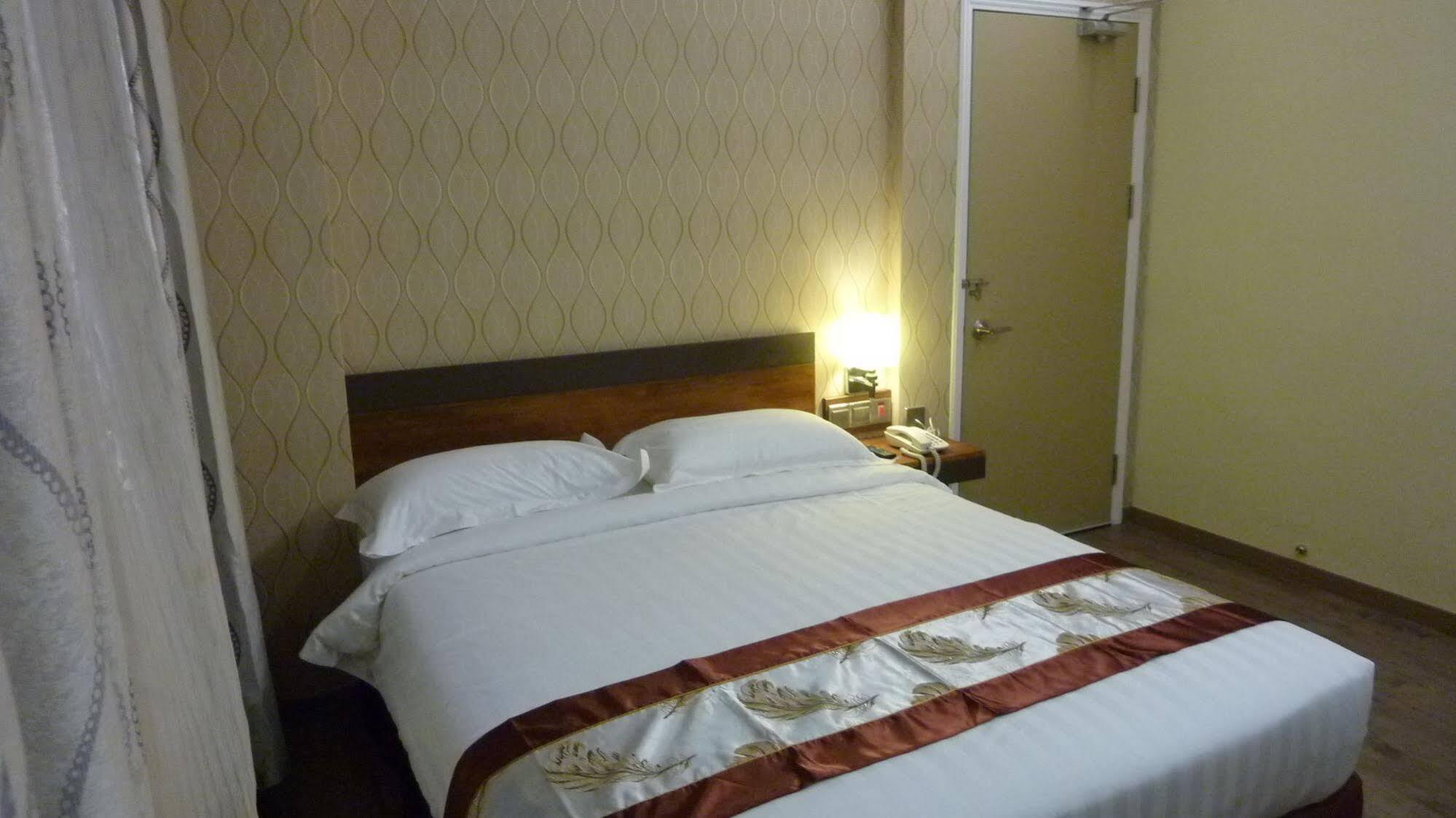 Nova Kuching Hotel Esterno foto